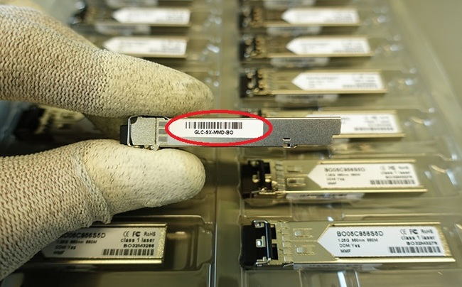 通過在移除電纜后插入干凈的防塵蓋來保護SFP / SFP +光模塊