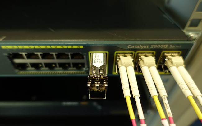 從SFP / SFP +光模塊上卸下光孔防塵塞