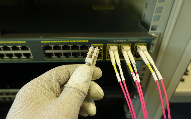 向上旋轉SFP / SFP +光模塊捆扣